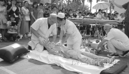 市人民医院举行院前急救演练