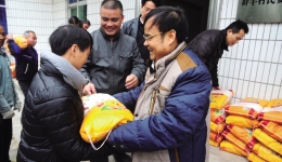 党员干部深入农户送温暖