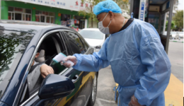烈日下的坚守 严守抗击疫情前沿防线