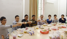 院长陈纯波在感染科与医务人员共进年夜饭