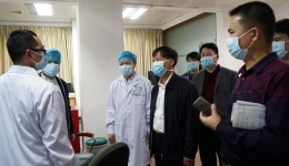医院党委书记张锋华在急诊科与医护人员共度除夕
