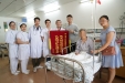 患者家属赠锦旗感谢医生救命之恩