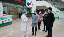 医院领导带队到临床一线进行慰问