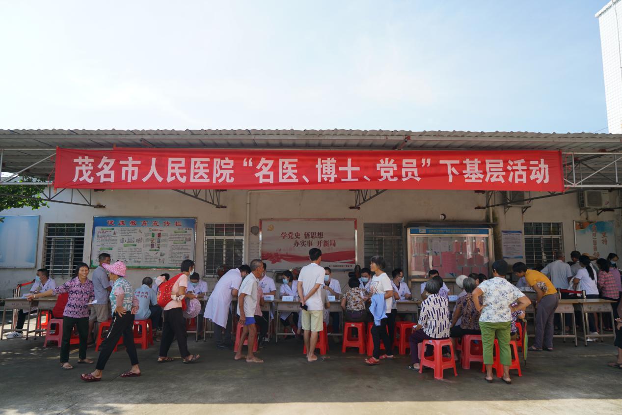 “名医、博士、党员下基层”义诊系列活动走进化州市百室堂村委会