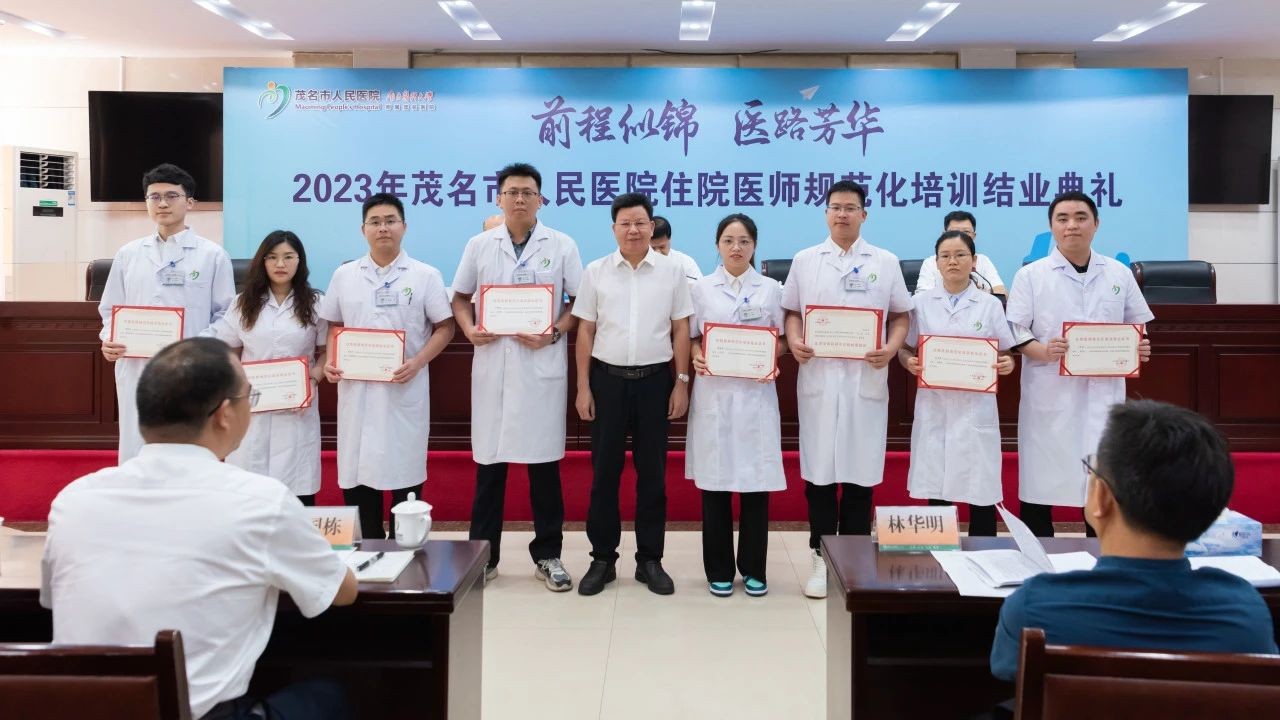 6.院领导为结业学员颁发证书2