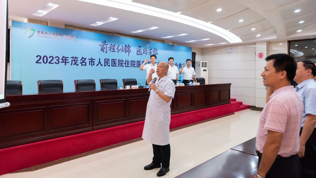 7.唐志忠副院长领誓《中国医师誓言》1