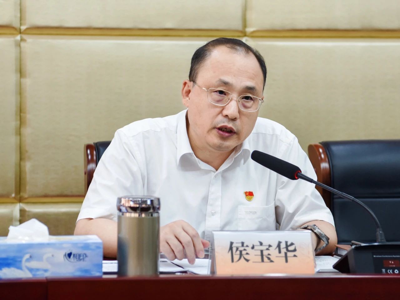 3党委副书记、院长侯宝华主持会议