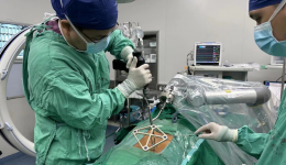 险！近7旬老人摔落致严重骨折，茂医骨科机器人“出手”救人