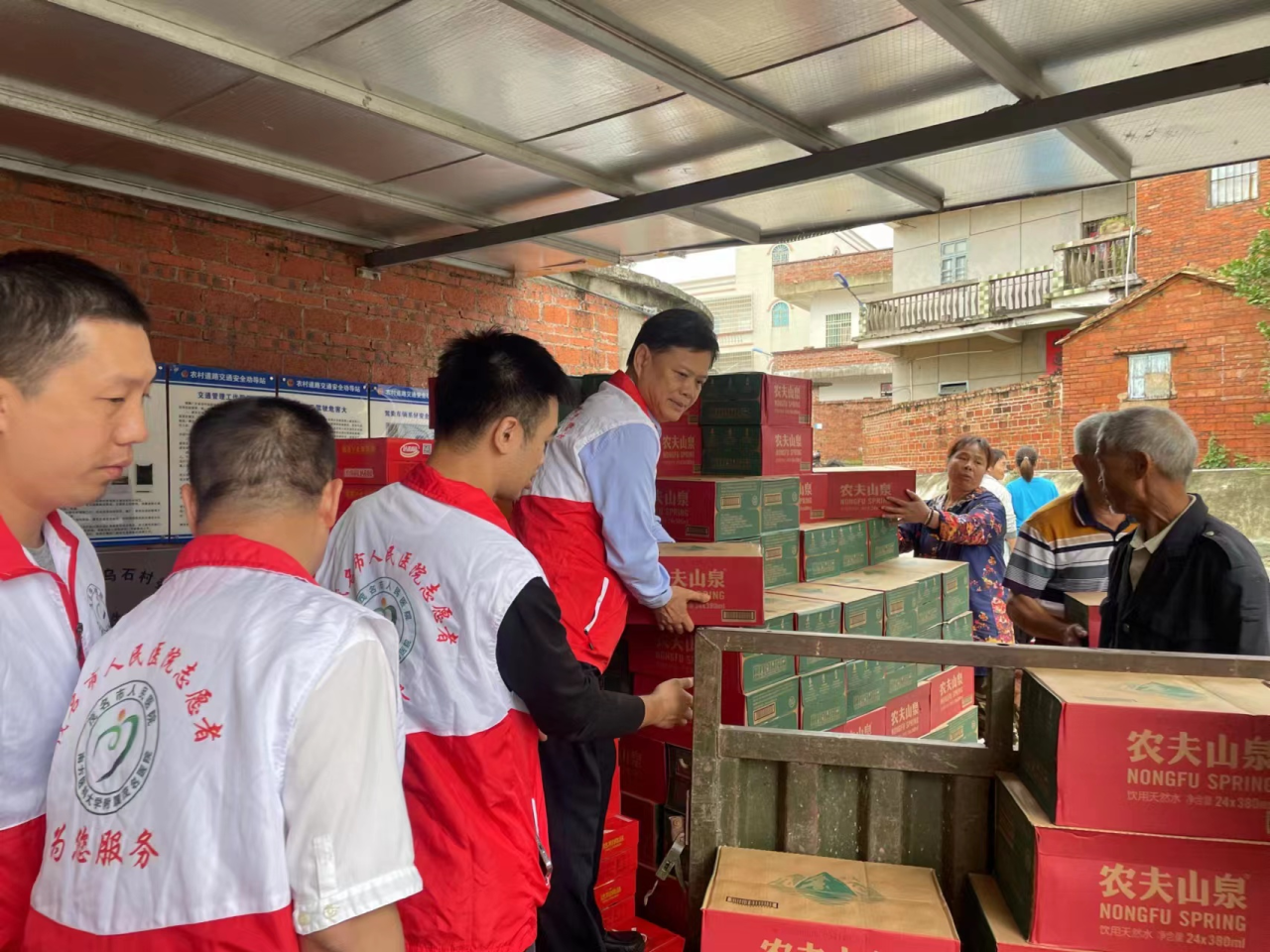 1.乌石村市场救援物资分发处,医院党委书记陈赞雄