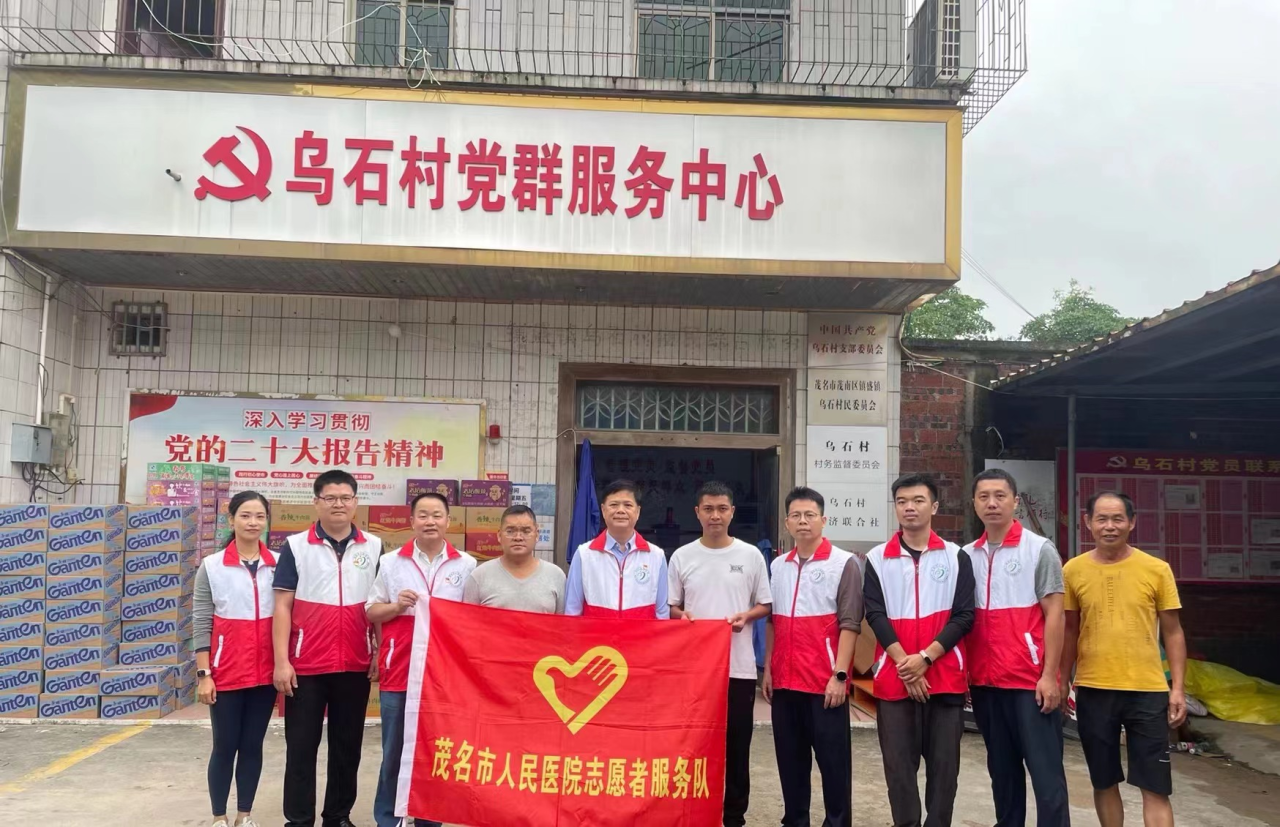 3.医院援助队和乌石村委工作人员合影