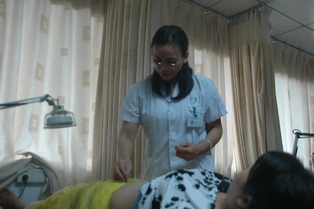 1.洪建云主任在为患者进行腹丛刺治疗