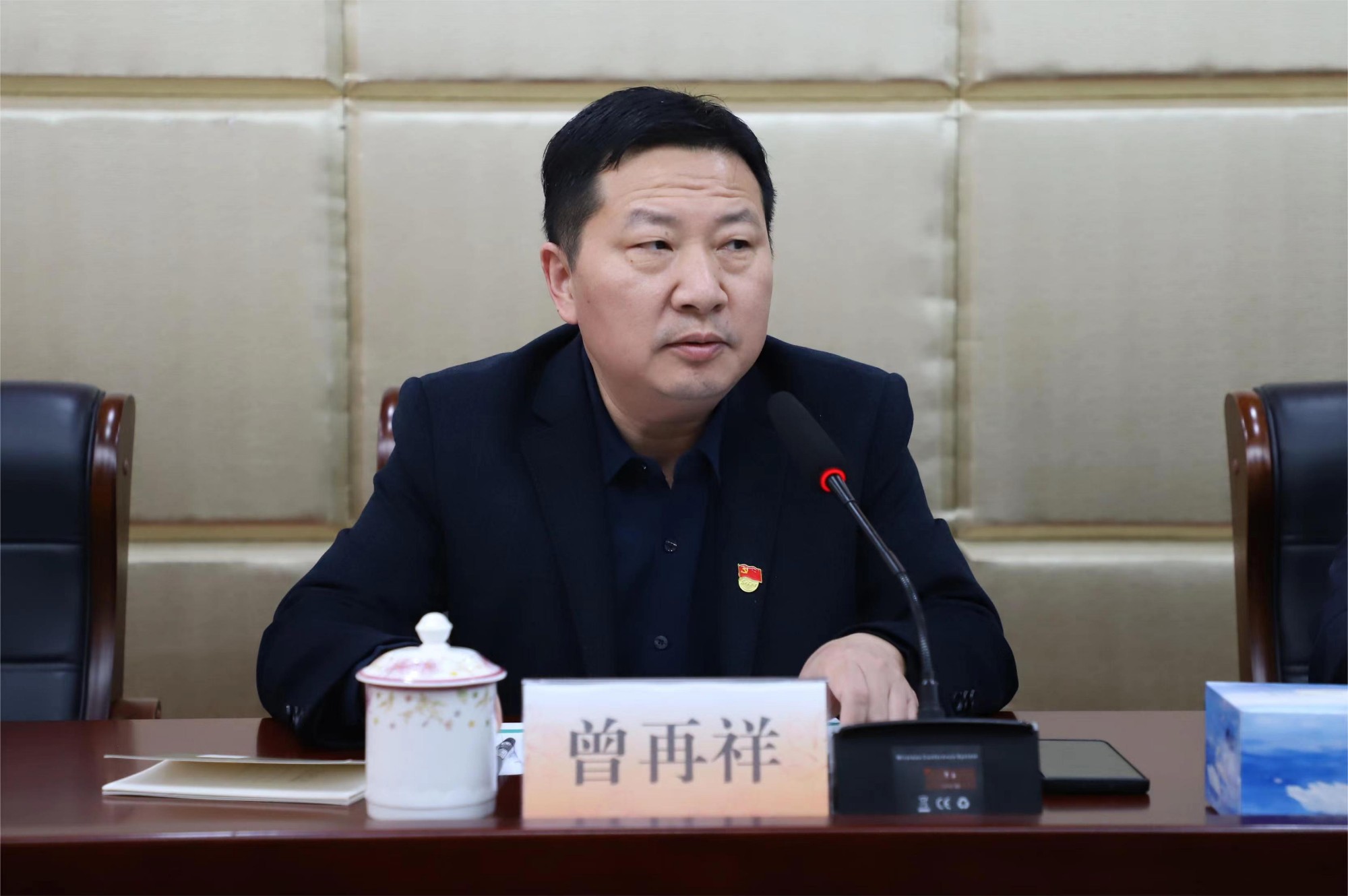 4.党委专职副书记曾再祥主持会议