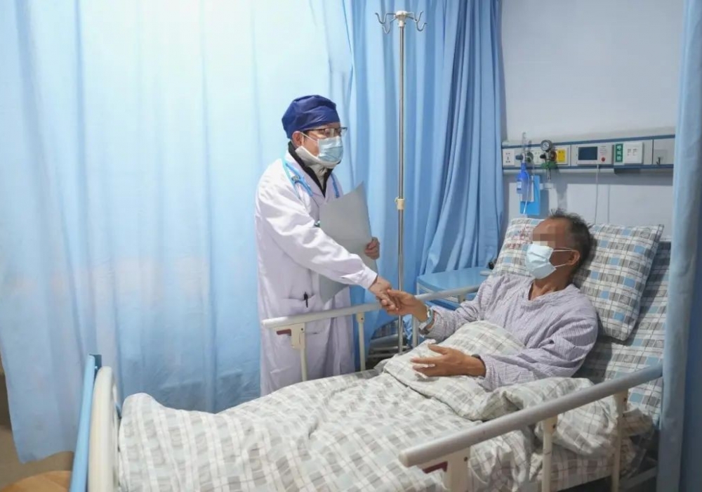 “硬核”带伤上岗，这位医生有点拼......