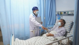 “硬核”带伤上岗，这位医生有点拼......