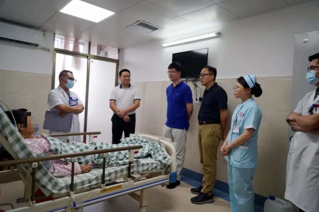 2.省医驻点茂名专家在泌尿外科病房查房