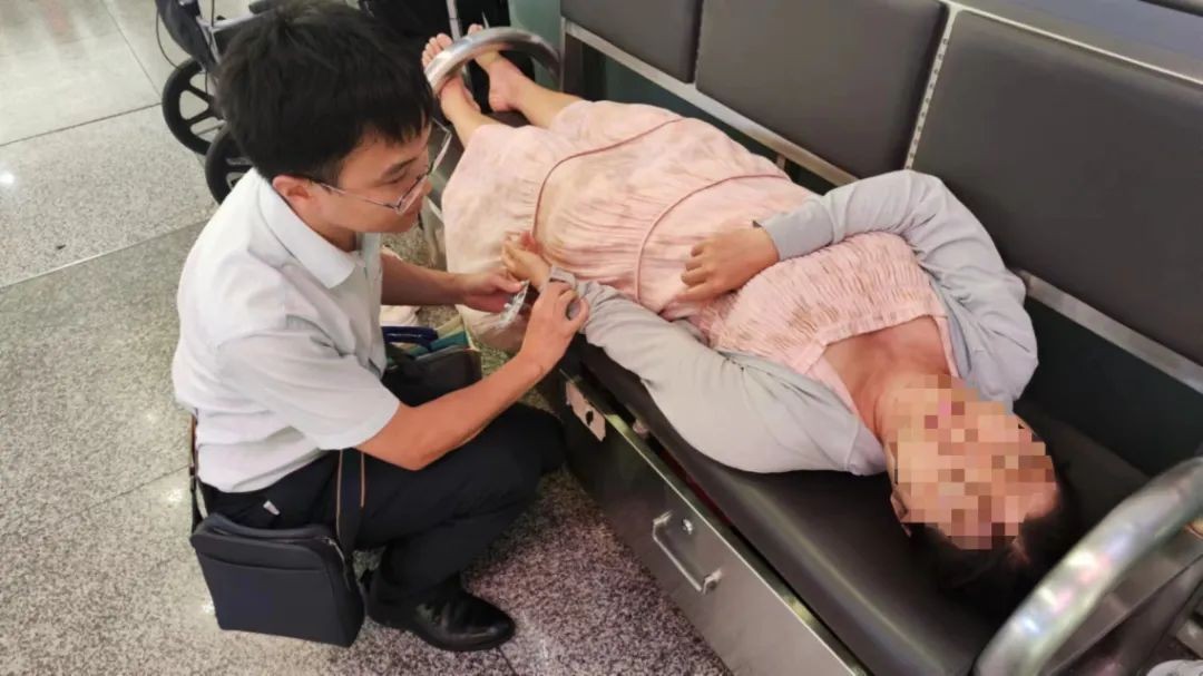 1吴育宇正在为患者检查