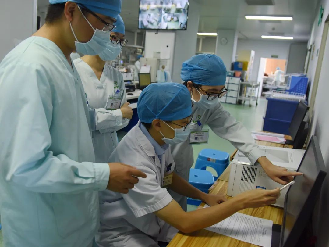 3.吴育宇医生工作剪影——