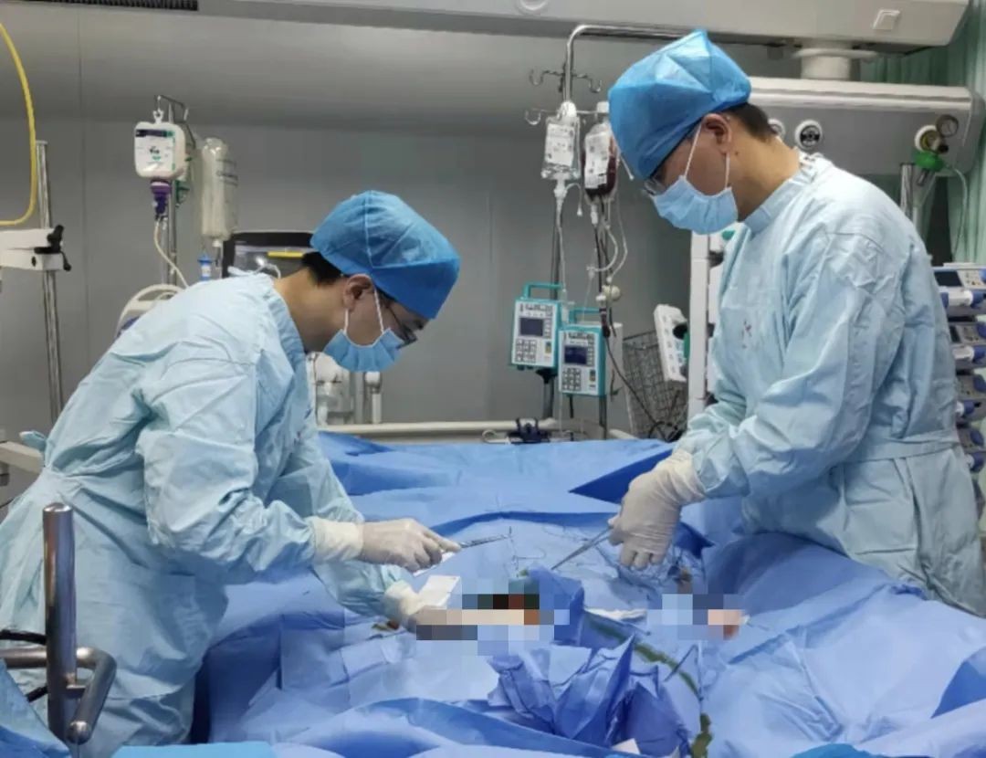 2.吴育宇医生工作剪影——利用ECMO(人工心肺)技术紧急救