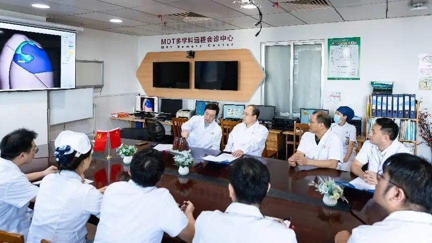 1.省医、茂医团队术前讨论。