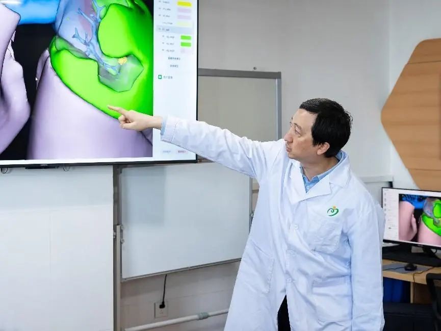 2.钟文昭解析本次手术所采用的流域2.0技术。