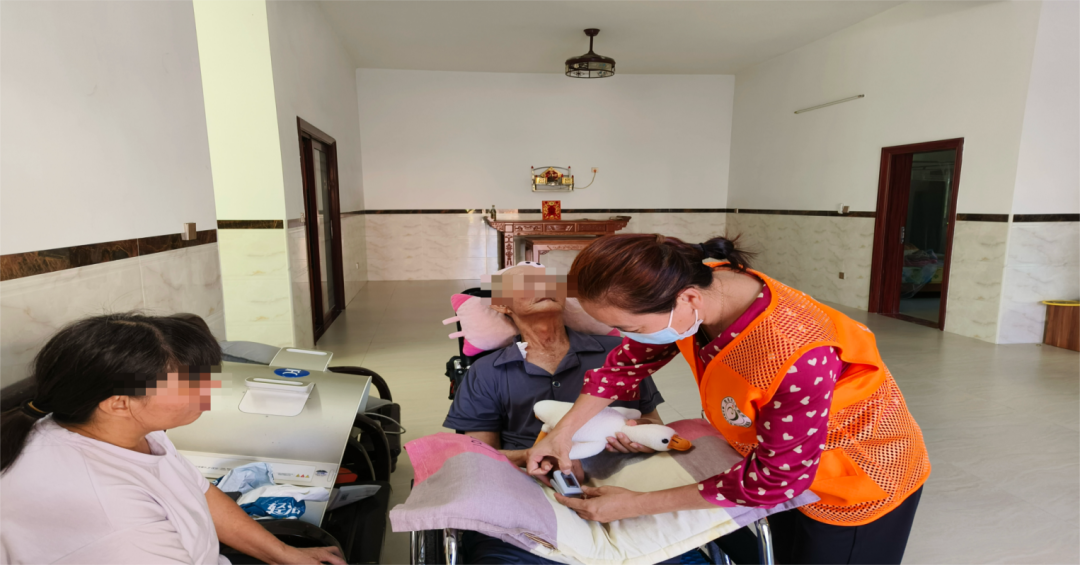 1.神经外科一区护理团队上门为患者服务