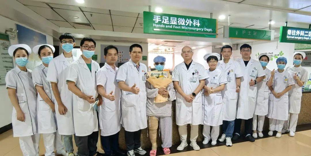 2.患者出院与医护人员合影