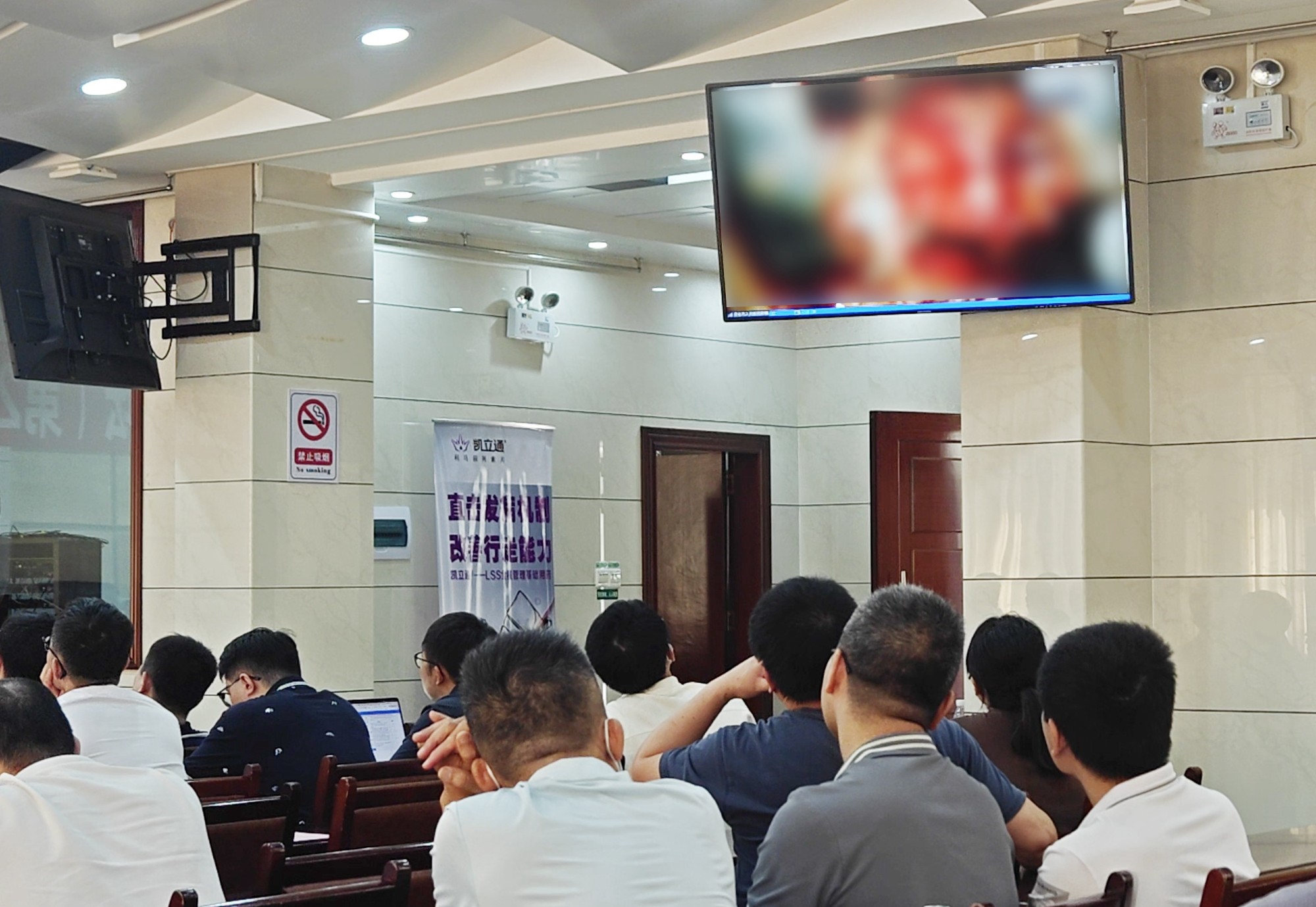 4专家直播展示手术过程。