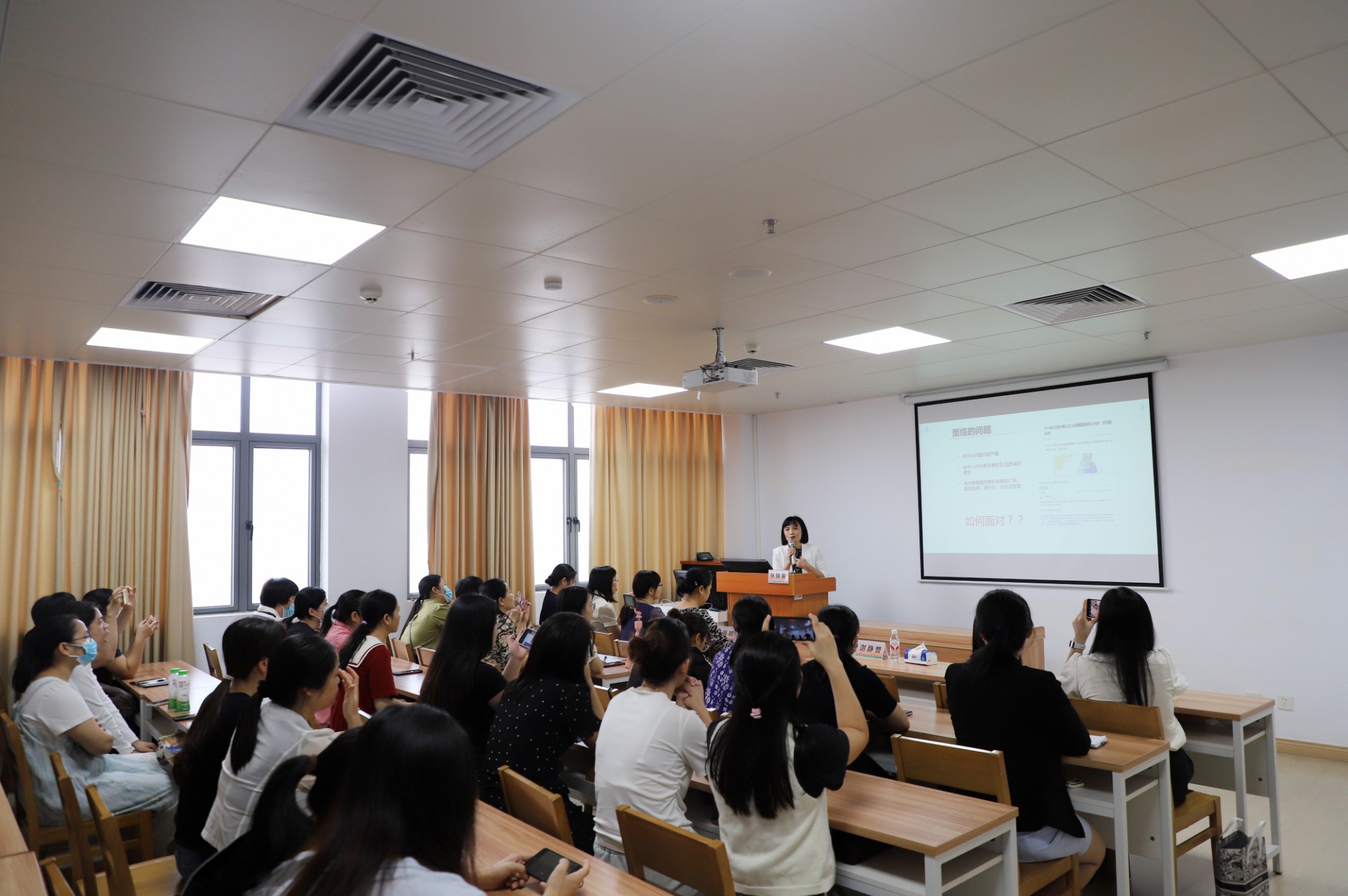 5.当日上午,骨科专科质量指标建立与监测护理培训班在茂医举办