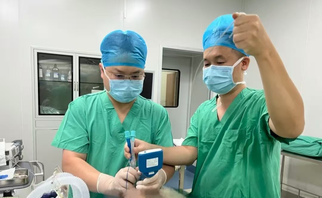 6.当地首例单孔胸腔镜下左上肺叶切除术+双腔插管麻醉术