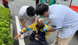 一名老人突发晕厥倒地！茂医医护火速救人→