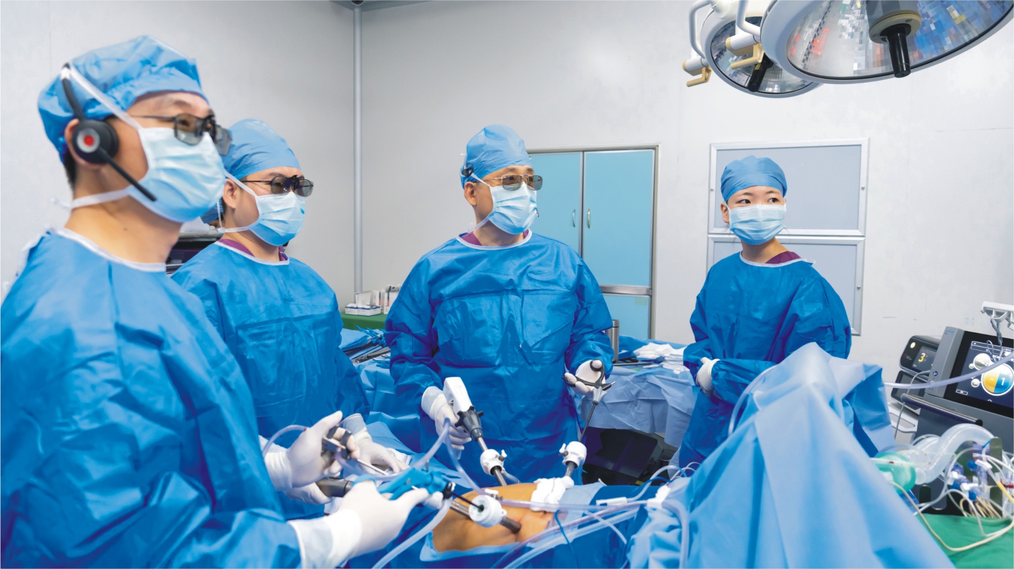 3.院长侯宝华带领肝胆胰外科团队施行茂名首例腹腔镜下全胰十二